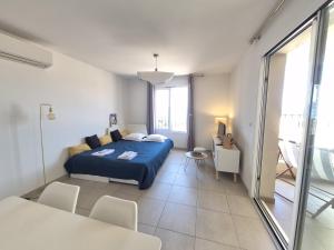 a bedroom with a bed and a table and chairs at horizon bleu et détente in Saint-Florent