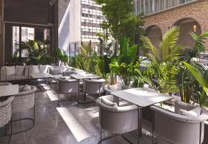 Leonardo Hotel Athens City Center 레스토랑 또는 맛집