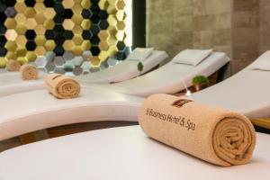 Ein Sitzbereich in der Unterkunft B Business Hotel & Spa