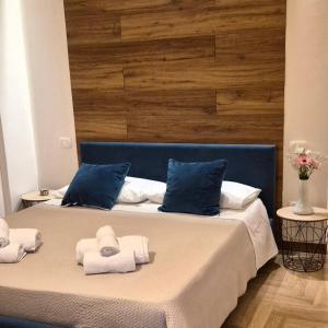 a bedroom with two towels on a bed at Maresia Apartment in Altavilla Milicia