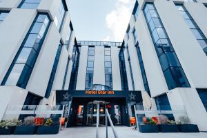 a hotel with a sign that reads hotel set inn at Star inn Lisbon Airport in Lisbon