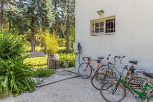 two bikes are parked next to a building at Studio La Provençale in Avignon