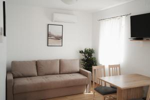 a living room with a couch and a table at LAVANDLA in Nerezine