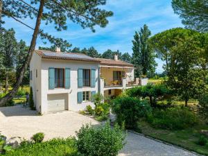 a house with a garden and a driveway at Studio La Provençale in Avignon