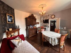 a living room with a table and a kitchen at La chambre magique in Masseret