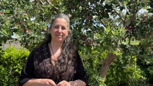 a woman standing in front of a tree at La Casa di Katia in Pisa