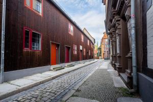 an empty street in an alley between two buildings at Elementa City Lodge Quedlinburg 1 in Quedlinburg
