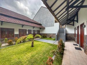 an external view of a house with a yard at Bawangan Express in Ngadisari