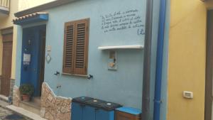 a blue building with writing on the side of it at La casetta del pescatore - Le case di Bettina in Torrenova