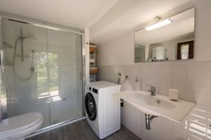 ein Badezimmer mit Waschbecken und Waschmaschine in der Unterkunft Agriturismo Antico Corniolo - Gradoli - Lago di Bolsena in Gradoli + 34 Fotos