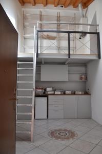 ミラノにあるアロフトのキッチン(螺旋階段付)