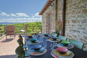 ein Tisch mit Tellern und Weingläsern auf einer Terrasse in der Unterkunft Agriturismo Antico Corniolo - Gradoli - Lago di Bolsena in Gradoli