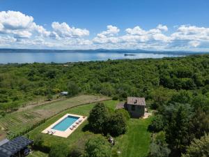 Luftaufnahme eines Hauses mit Swimmingpool in der Unterkunft Agriturismo Antico Corniolo - Gradoli - Lago di Bolsena in Gradoli