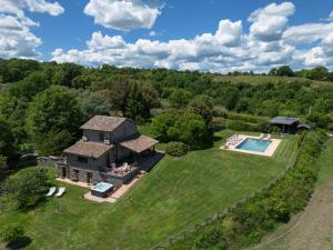 Luftaufnahme eines Hauses mit Swimmingpool auf einem Rasen in der Unterkunft Agriturismo Antico Corniolo - Gradoli - Lago di Bolsena in Gradoli