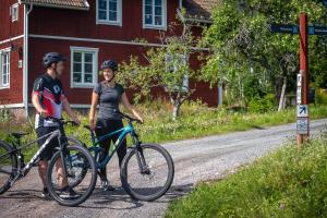 two people standing with their bikes on a road at Bjursås Bergsgård in Bjursås