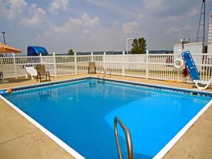 una grande piscina blu con scivolo di Motel 6-Dale, IN a Dale