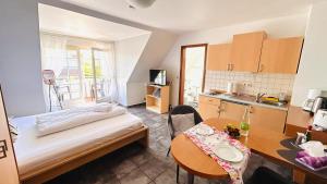 ein kleines Zimmer mit einem Bett und einem Tisch in der Unterkunft Staytopus Pension - Heidepark, Kartbahn, Sauna ink, Garden, BBQ in Schneverdingen