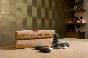 Ein Bett oder Betten in einem Zimmer der Unterkunft B Business Hotel & Spa