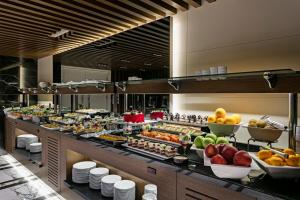 ein Buffet mit vielen verschiedenen Speisen in der Unterkunft B Business Hotel & Spa in Antalya