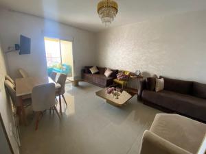 a living room with a couch and a table at Super appartement in Hauara