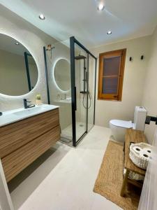 a bathroom with a shower and a sink and a toilet at Casa en Sant Antoni de Calonge in Calonge