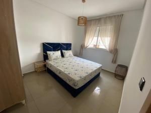 a bedroom with a bed and a window at Super appartement in Hauara