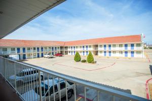 vista su un edificio con parcheggio di Motel 6-Corsicana, TX a Corsicana