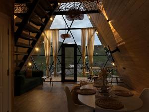 ein Zimmer mit Tisch und Stühlen und einem großen Fenster in der Unterkunft Space Trip Hotel in Artavaz + 93 Fotos