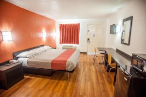 una camera d'albergo con un letto e una scrivania di Motel 6-Corsicana, TX a Corsicana Altre 17 foto