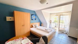 ein kleines Zimmer mit einem Bett und einem Tisch in der Unterkunft Staytopus Pension - Heidepark, Kartbahn, Sauna ink, Garden, BBQ in Schneverdingen