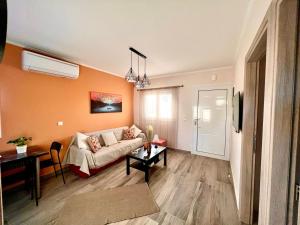 a living room with a couch and a table at Μάζης Εξοχικές Κατοικίες in Dhiyeliótika