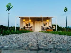 a small house with a pathway in front of it at Μάζης Εξοχικές Κατοικίες in Dhiyeliótika