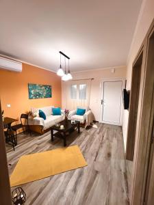 a living room with a couch and a table at Μάζης Εξοχικές Κατοικίες in Dhiyeliótika