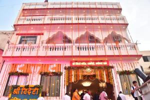 a group of people standing outside of a building at Shree Videhi Atithi Grah in Ayodhya