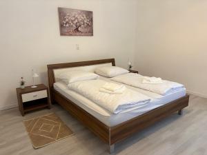 a bed with two pillows on it in a room at Modern Apartment Melk - Altstadt & Parkplatz in Melk