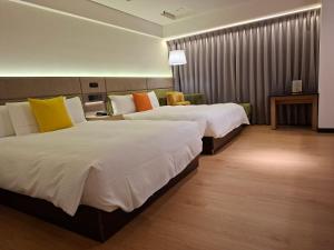 a hotel room with two beds in a room at Fosen Hotel in Taichung +53 photos