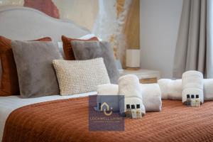 a hotel room with a bed with towels on it at Chalfont Haven in Latimer +30 photos