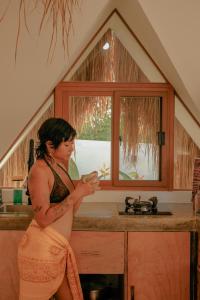Eine Frau steht in der Küche eines Hauses. in der Unterkunft Don Luis in Alegria