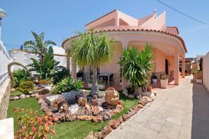 a house with a garden with chickens in the yard at South Star Guesthouse in Quelfes