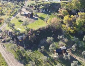 an aerial view of a house with a yard at Olivo Nomade X by Tiny Away in Mompeo