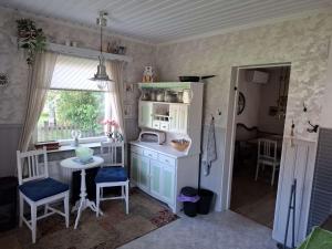 a kitchen with a counter and a table and a window at Bieber`s Gästezimmer in Lilla Norge