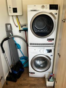 a washing machine and a washer in a room at Apartamento T2 - Leiria in Leiria