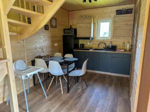 a kitchen and dining room with a table and chairs at Chatki Bies-Czadowe-Czad in Berezka