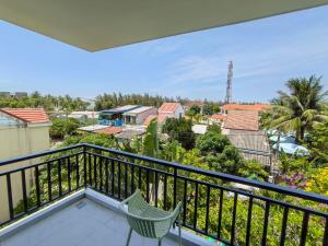 a balcony with a chair and a view at Metta Living Hoi An in Thanh Ðông (1)