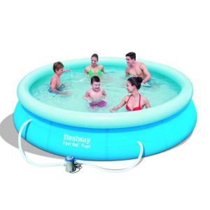 SzóládにあるRobiniaparkの青い膨らませたプールにいる子供たちのグループ