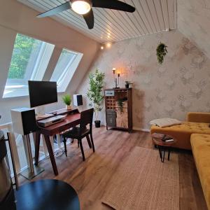 a living room with a desk with a computer on it at Altenauer Kaffee-Chalet in Altenau