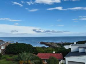 a view of the ocean from a house at Net Dankbaar in De Kelders