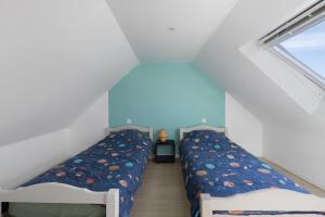two twin beds in a room with a window at Gite Aber 3km plages in Telgruc-sur-Mer