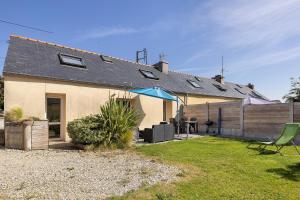 a house with a patio and a fence at Gite Aber 3km plages in Telgruc-sur-Mer