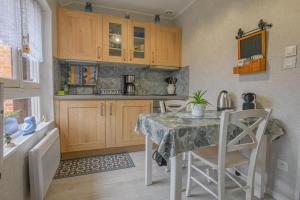 a kitchen with a table and chairs in a room at Le 10 de coeur in Lusigny-sur-Barse